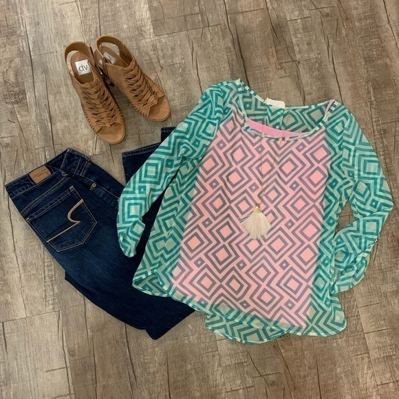 💙3 for $20💙Sheer green and white  top - Picture 1 of 3
